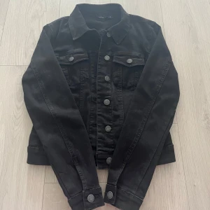 Svart jeansjacka  - Säljer denna jeansjackan från veromoda i storlek S. Finna fickor på insidan av jackan, finns även två bröstfickor med knappstäning. Två fläckar på sidan av jacka (se på sista bilden) men dom borde går bort i tvätten 