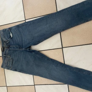Jack n Jones jeans slim fit - Säljer nu dessa snygga Jack n Jones jeans i strl 30/30. Nypris runt 800kr säljer nu för 100kr. Skriv ifall ni har frågor