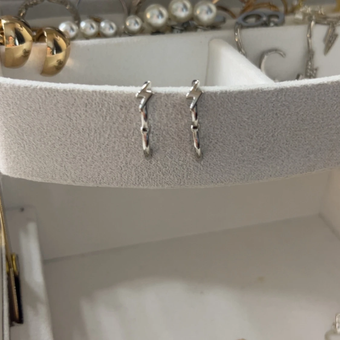 Silverörhängen med blixtform