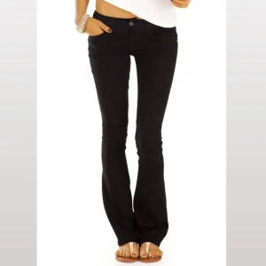 Svarta jeans - Snygga svarta jeans ifrån be styled. Jättesnygga men har inte kommit till användning på det senaste, ska köpa nya! Kontakta för frågor 🥰