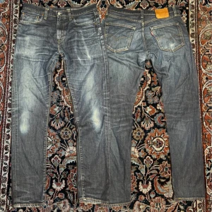 Vintage Levis jeans! - Sjukt feta Levis 512 med en slim passform! Dessa har en galen naturlig tvätt som är svårslagen! Mått sista bilden : 1: 43cm 2: 26cm 3: 103cm 4: 16cm (det är ett par jeans) 