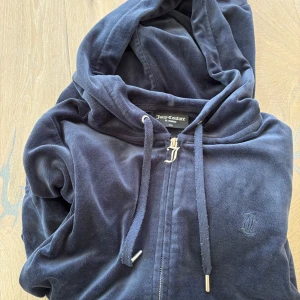 Mörkblå Juicy Couture XS - Juicy Couture ziphoodie i mörkblå velour med huva och snörning.