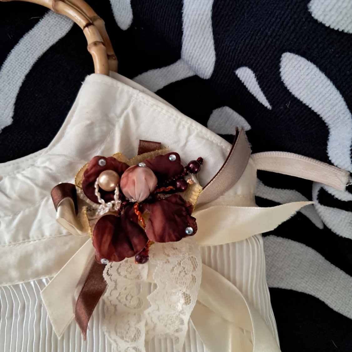 Vintage Vit handväska med bambuhandtag och rosett - 1