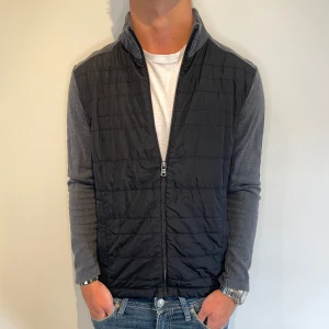 Grå Cardigan - Riktigt snygg och stilren cardigan ifrån Hugo Boss | Strl - S | Skick - 9/10 | Nypris - ca 1500kr | Vid minsta lilla fundering är det bara att skriva!