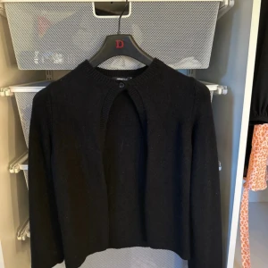 Svart kofta från Gina Tricot XS - Säljer en svart kofta från Gina Tricot i storlek XS. Koftan är stickad med ribbade muddar och har en enkel knapp framtill vid halsen. Perfekt att slänga över en topp för en chill look.Säljer endast på min vinted så gå in o köp på Ida.sandberggje
