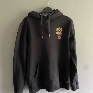 Morris hoodie svart - Svart hoodie från Morris i fint skick. Inga hål eller fläckar. Priset kan diskuteras ! Skriv om du har frågor!