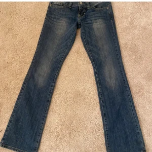 Jeans från Guess - Jättesnygga jeans från guess! Ca 39 cm i midjan och ungefär 79 i inneberbenslängd. De passar inte mig därav helt oanvända av mig! Bra skick skulle jag säga!