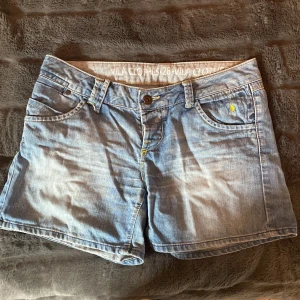 Blå Jeans shorts från Vila - Säljer ett par jättesnygga trendiga jeans shorts från Vila. Köpta på Second hand, aldrig använt.   Säljer då dem inte passar mig.