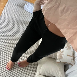 Svarta kostymbyxor - Säljer dessa mid waist kostymbyxorna från HM, helt i nyskick!