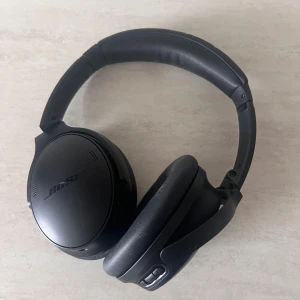 Hörlurar BOSE  - BOSE hörlurar QC45 Laddare medföljer   Nypris just nu i butik: 2200kr så mitt pris är prutat och klart!
