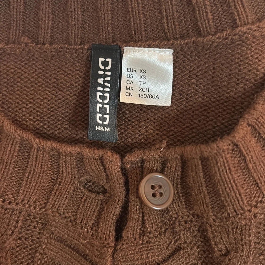 Brun stickad höstkofta med knappar  - 3