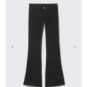 Weekday /cheapmonday Svarta bootcut jeans med låg midja - Snygga svarta jeans med bootcut och låg midja. Byxorna har klassisk femficksdesign, dragkedja och knapp framtill samt lätt rynkade ben vid anklarna för en cool look. Perfekta för dig som gillar en retro vibe och vill sticka ut.storlek 28/30