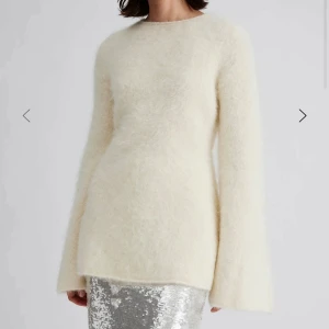 Vit stickad tröja - Vit stickad tröja i mohair från Malina som är insydd i midjan, 3500 kr nypris men säljer för 1500❤️kan gå ner i pris vid snabb affär! 