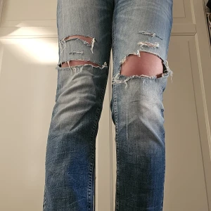 Low waist Jack & Jones bootcut jeans - Säljer dessa riktigt coola lowwaist jeans med slitningar på låren. De sitter lågt på höften. Går att styla med allt!  Sitter perfekt på mig som är 175! Stretchiga så passar även snyggt på M/38   👖 Modell: Lowwaist, bootcut med slitningar.  💌 Skriv vid frågor eller om du vill se fler bilder!