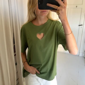 Cloeys tshirt - Tshirt från Cloeys med cut out hjärta detaljer. Superfin grön färg💚💚