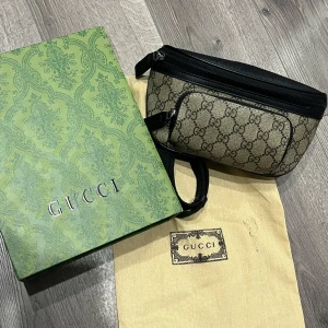 Gucci midjeväska - Gucci väska i nyskick knappast använd inga konstigheter med den. Tillkommer med presentband från gucci, dustbag samt boxen kommer. För fler frågor hör gärna av er!!