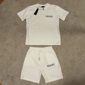 Amiri T-shirt  - Säljer ett Amiri set (T-shirt+shorts) för ett superbra pris. Nytt skick helt oanvänt! Storlek M på både tröjan och shortsen! Pris kan sänkas vid snabb affär. Skriv för mer info och intresse!  