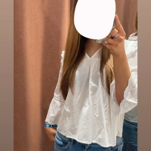 Vit blus  - Jättefin blus från gina tricot. Använd ett fåtal gånger och har inga synliga defekter. Säljs pågrund av att den inte kommer till användning längre. Skriv privat vid frågor eller intresse.💓