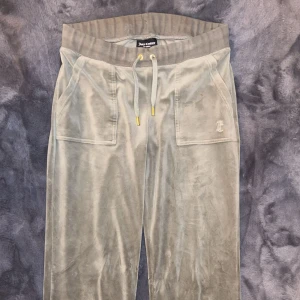 Gröna Juicy Couture Byxor - Gröna Juicy Couture Byxor. Storlek M, använt 10+ gånger. Väldigt bra skick fortfarande, som nya. Fortfarande väldigt mjuka och bekväma. 