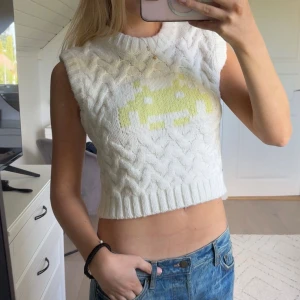 Vit stickad croppad topp Zara Space Invaders - Superfin croppad stickad topp från Zara med Space Invaders-motiv. Superfint skick!🤍