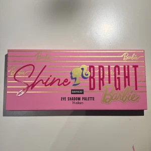 Barbie Shine Bright ögonskuggspalett - Barbie Shine Bright ögonskuggspalett från Sence med 14 färger i både matta och skimrande nyanser. Paletten har rosa, blå, lila, bruna och glittriga toner, perfekt för kreativa och färgstarka looks. Snygg rosa förpackning med guldiga detaljer och Barbie-tryck.