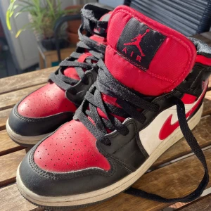 Nike Air Jordan röd/svart/vit - Säljer  snygga air jordans som är i storlek 36,5. De har varit använda med försiktighet. Säljer pga att de är för små! Skriv gärna vid frågor
