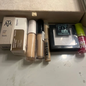 Sminkkit (concealer-Elf) såld!!❌ - Ett komplett sminkkit med BeautyAct Radiant Cream Colour Stick, två concealers i ljusa nyanser, NYX Pro Fix Stick, Maybelline Fit Me Matte + Poreless puder och NYX läppglans i rosa. Perfekt för en fräsch bas och glansiga läppar. Hela kitet för en fin luck! Valt att lägga ut en bild som kit då många frågar om flera saker. Beskrivning av varje produkt är bara att gå in och kolla på bilderna för sig. 🥰