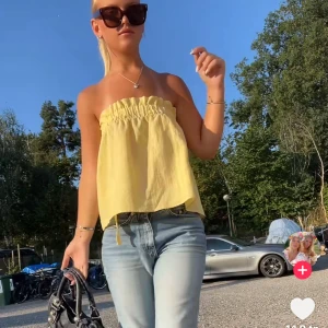 En söt gul blus - En supersöt gul blus från hm🙏Använd endast en gång💓