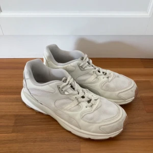 Zara Sneakers  - Zara sneakers i bra skick! Sparsamt använda. Storlek 44. Hämtas i Helsingborg eller skickas mot fraktkostnad. Väl mött, Adrian.