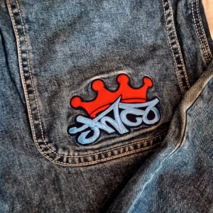 Jnco Jeans Los Angeles red Crown orginal  - jncos Jeans Los Angeles, dom är slitna längst nere men annars har dom inga defekter, var inte rädd att skriva vid frågor! 