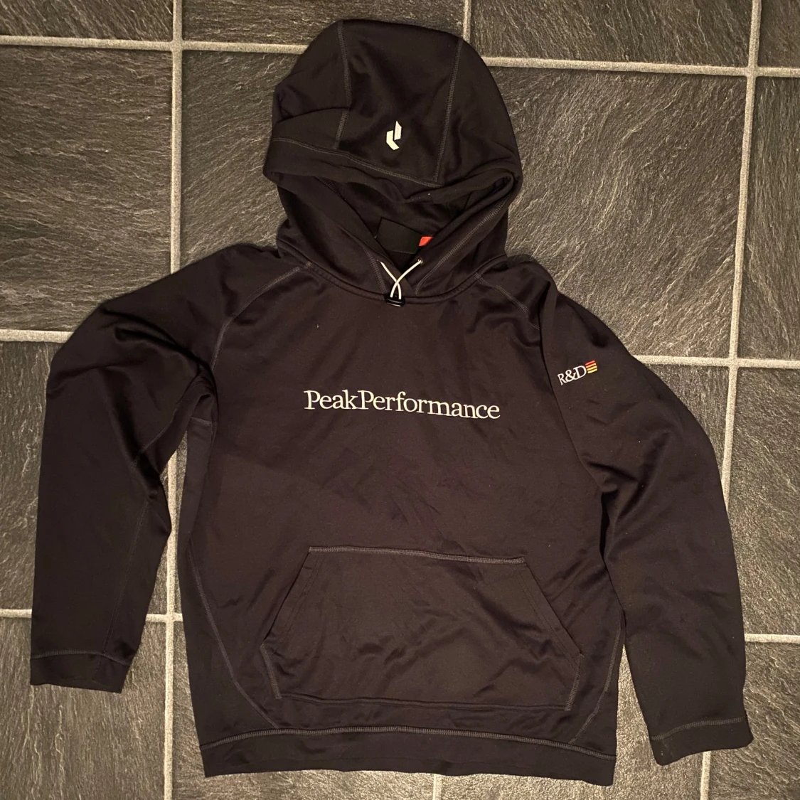 Svart hoodie från Peak Performance