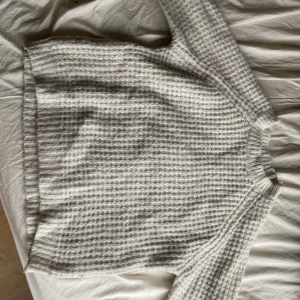 🤍Vit stickad tröja från 157 XS - Mysig vit stickad tröja från 157 i storlek XS. Tröjan har ett grovt, rutigt stickat mönster och rund halsringning. Perfekt för lager-på-lager och chill dagar. Passar dig som gillar en enkel men ändå snygg look.