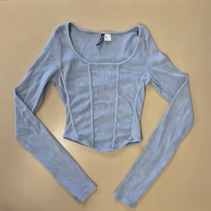 Ljusblå ribbad topp - Korsett-aktig ribbad tröja i jättefin ljusblå färg🩵 Stl XS, men passar även S då den är stretchig.