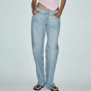 Lågmidjade zara jeans - Snygga ljusblå jeans med raka ben och låg midja. Dom är helt nya!🥰