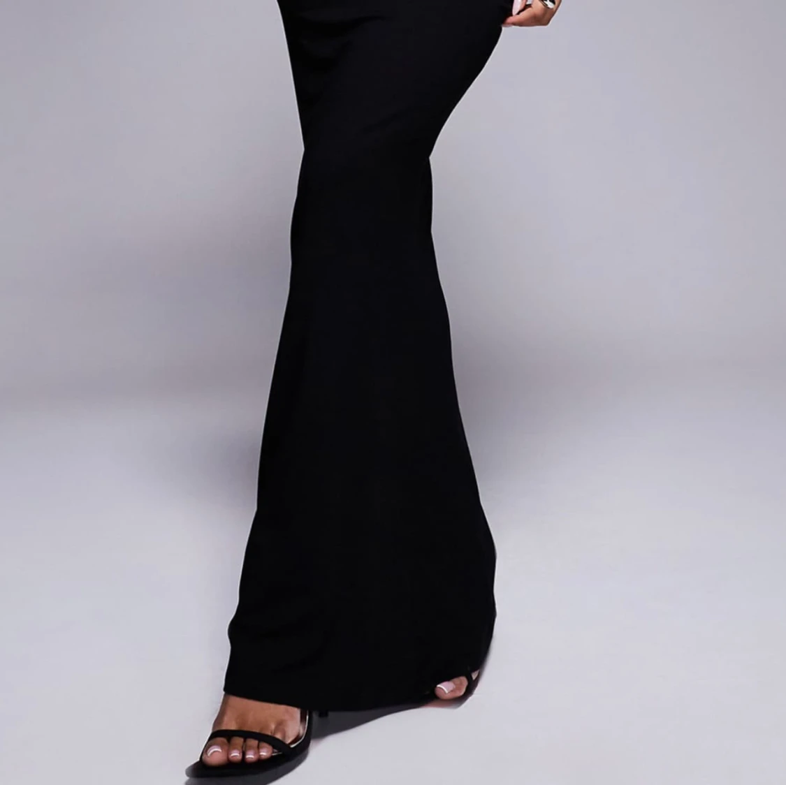 Svart långklänning med öppen rygg - 1