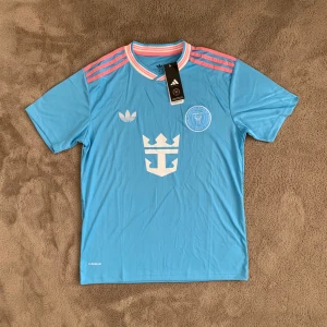 Inter Miami Tredjeställ Blå/Rosa Tröja  - Säljer en helt ny 2025/2026 Inter Miami tredjetröja i färgen ljusblå och rosa. Storlek S. Tags tillkommer🏷️ , Vid frågor eller funderingar skicka ett pm, Mvh