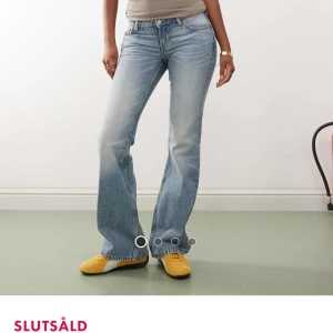 Weekday Nova jeans - Sjuuuukt snygga jeans i den PERFEKTA bootcut modellen och den PERFEKTA tvätten!!!! Köpte två storlekar så säljer nu den andra storleken, helt oanvända med prislapp kvar! Går inte att köpa längre hos Weekday. Köpt för 700kr