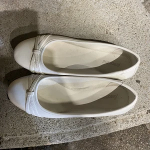 Vita ballerinaskor  - Använda 1 gång, därav väldigt bra skick. Fel storlek  för mig