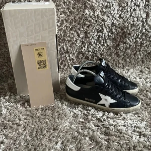 Golden Goose svarta  - Säljer mina svarta golden goose i st 41, då de är för små. Nypris ca 5600kr säljer mina för endast 2200kr. Box tillkommer ej. Skriv vid funderingar. 