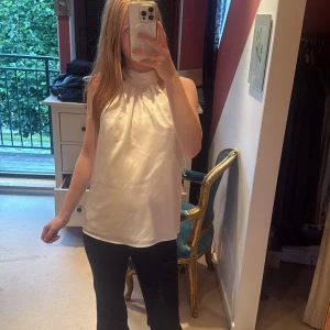 Vit halterneck top  - Vit halterneck top i satin, köpt på Vinted men aldrig använd❣️