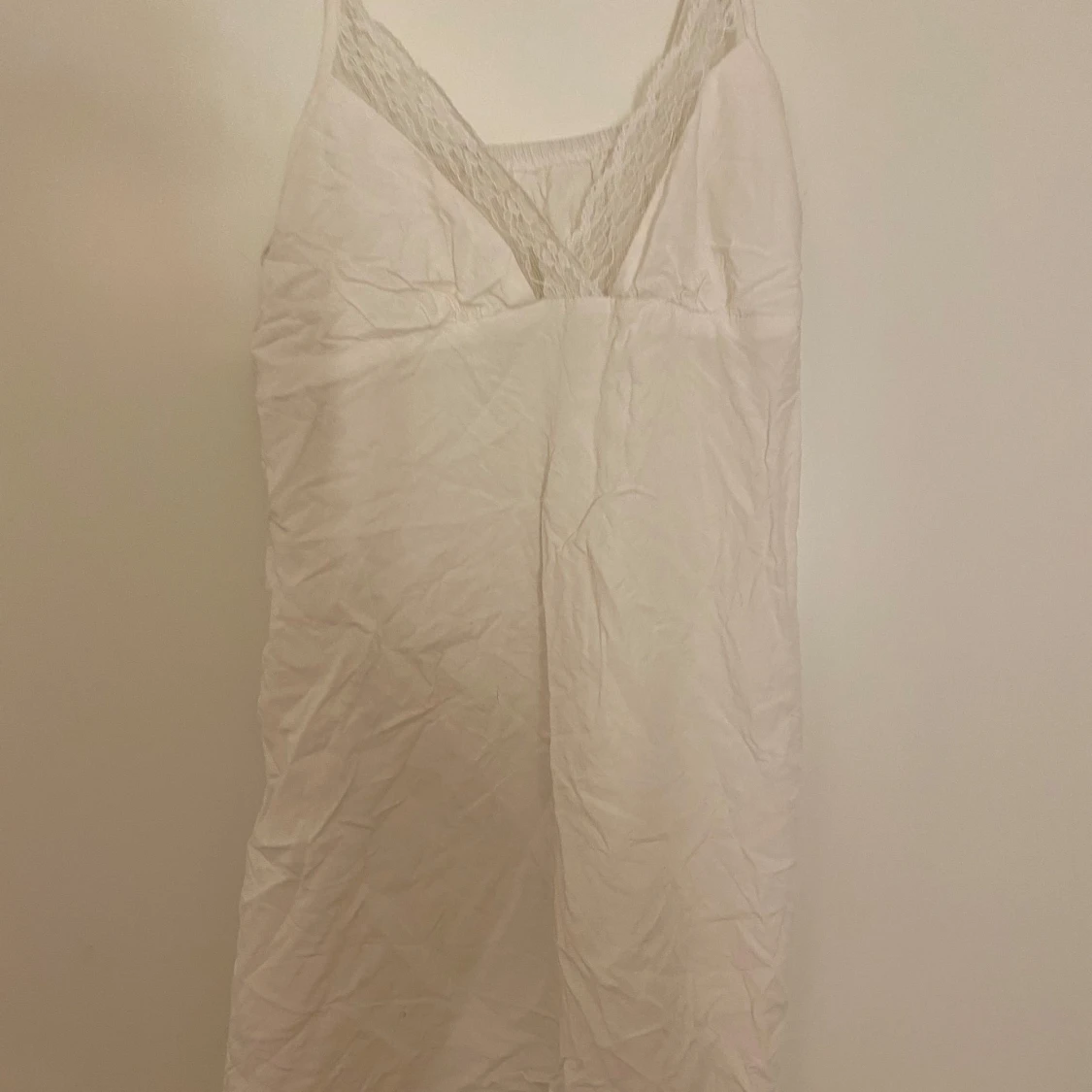 Vit kort nattlinne med spetsdetaljer