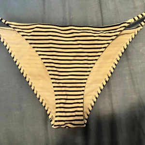 Randiga bikinitrosor - Blåvit randiga bikinitrosor. Aldrig använda.