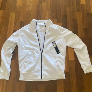 Stone Island full zip - Säljer min Stone Island full zip då jag knappt använder den och behöver pengarna. Den är i väldigt bra skick kom dm för mer info. Storlek L men passar mer M beroende på. Priser är ej hugget i sten