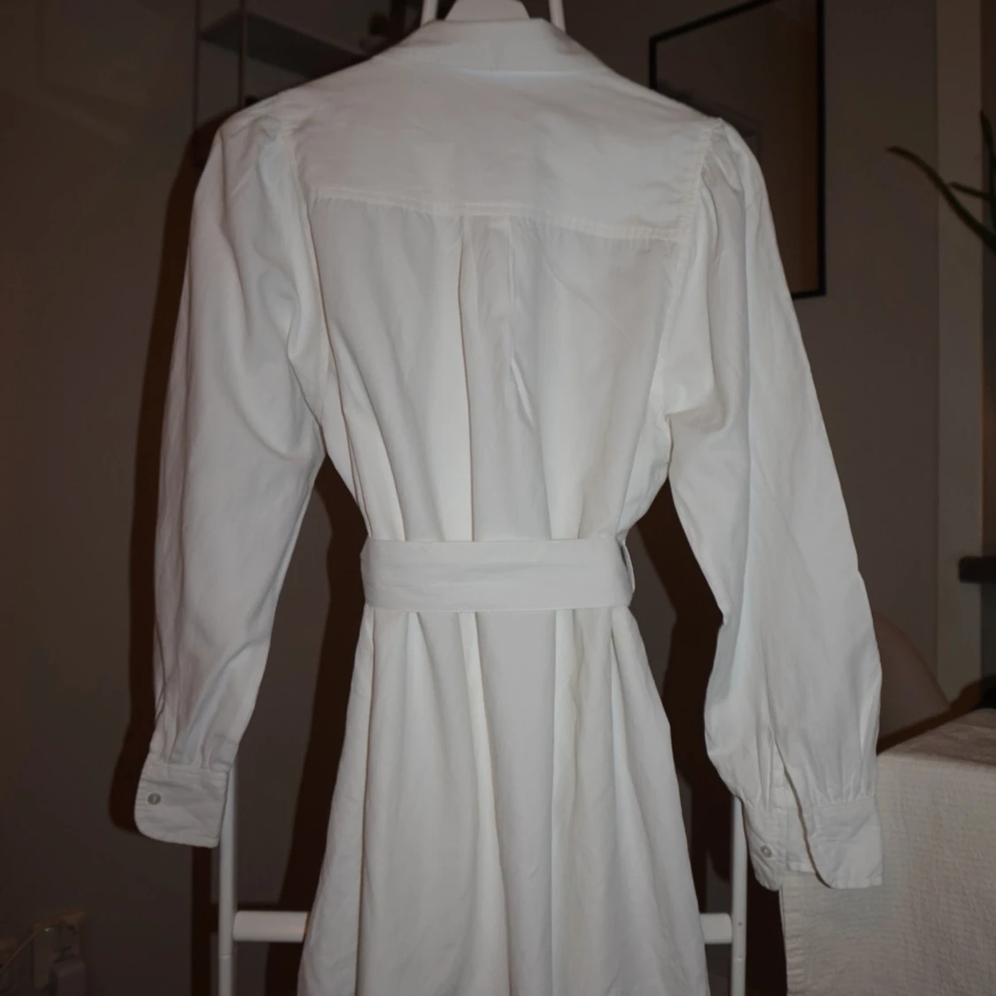 Vit skjortklänning med bälte - 2