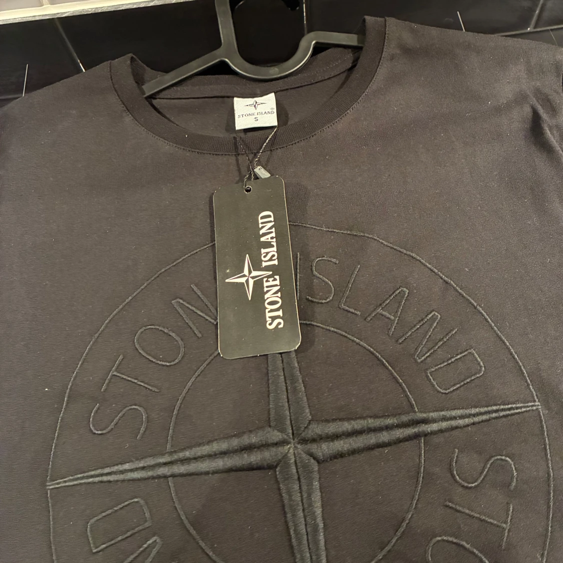Svart Stone Island t-shirt med brodyr - 1
