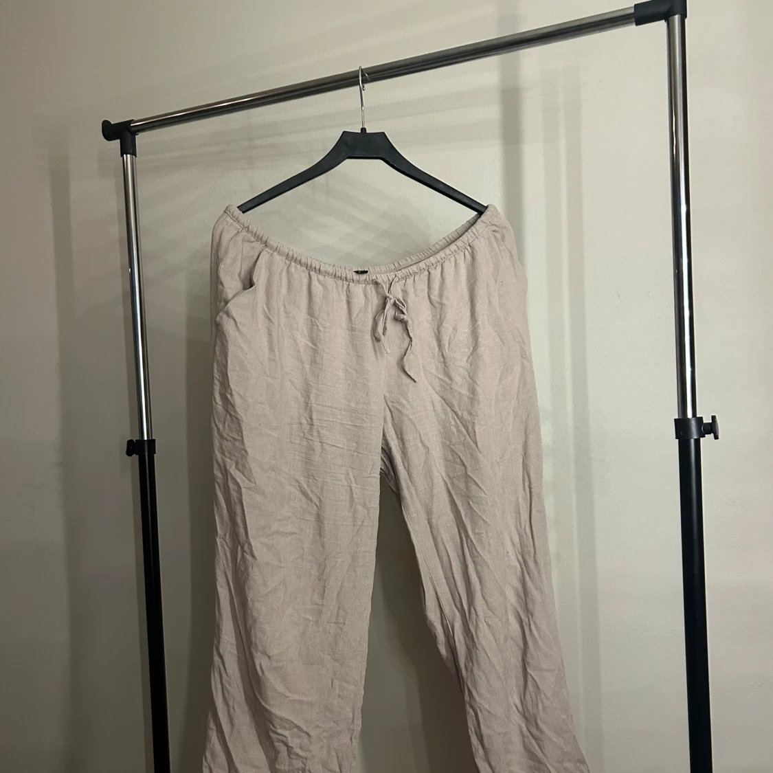 Beiga linnebyxor från Divided - 1