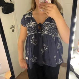 Oddmolly blus - Säljer denna oddmolly blus som jag köpt tidigare från vinted, säljer pga att den inte kommit till användning, det står att den är i storlek 3 och jag skulle säga att den sitter som en M! jag tvättar plagget innan jag postar!💓💓💓