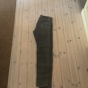 Svarta G-Star RAW 3301 Slim jeans - Snygga gråa jeans från G-Star RAW, modell 3301 Slim. Jeansen har klassisk femficksdesign, knappgylf och smal passform. Jeansen är storlek 30/32. 8/10 skick, hör av er om ni har några frågor!