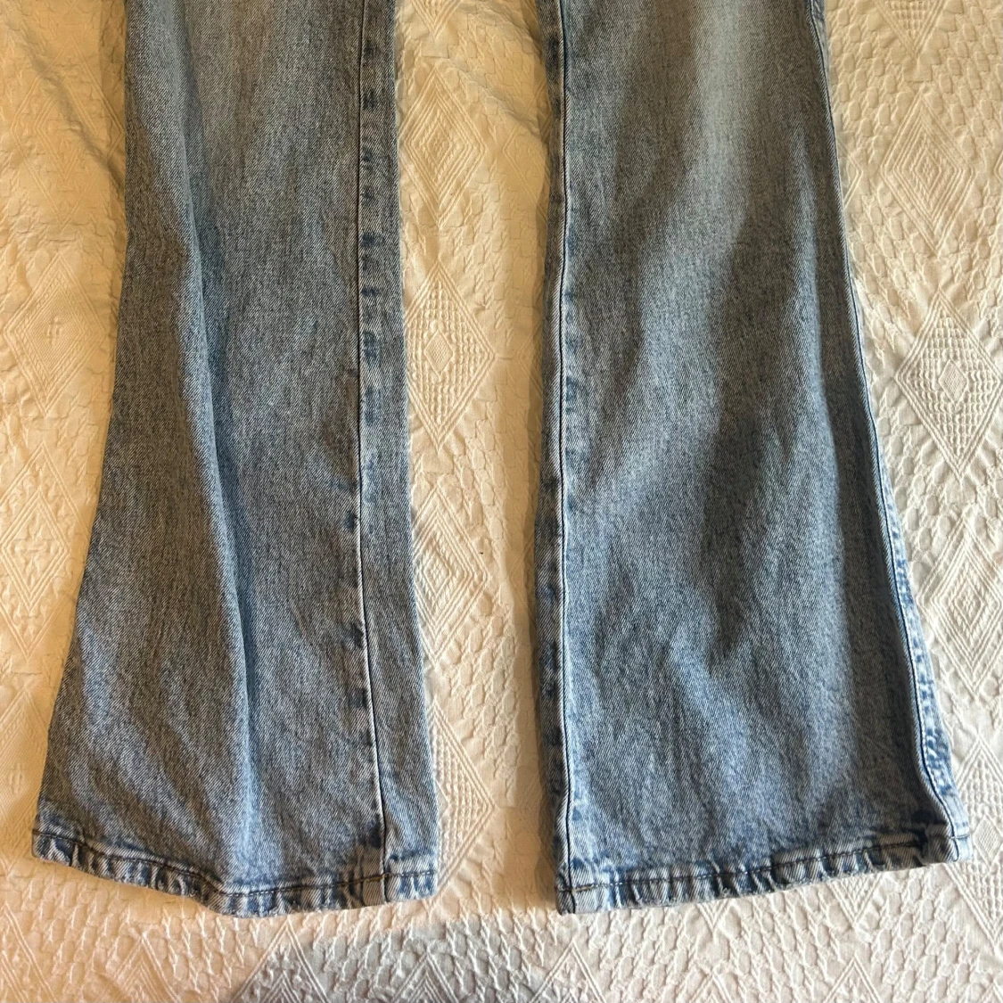 Perfekt lågmidjade bootcut jeans från Gina Tricot  - 1