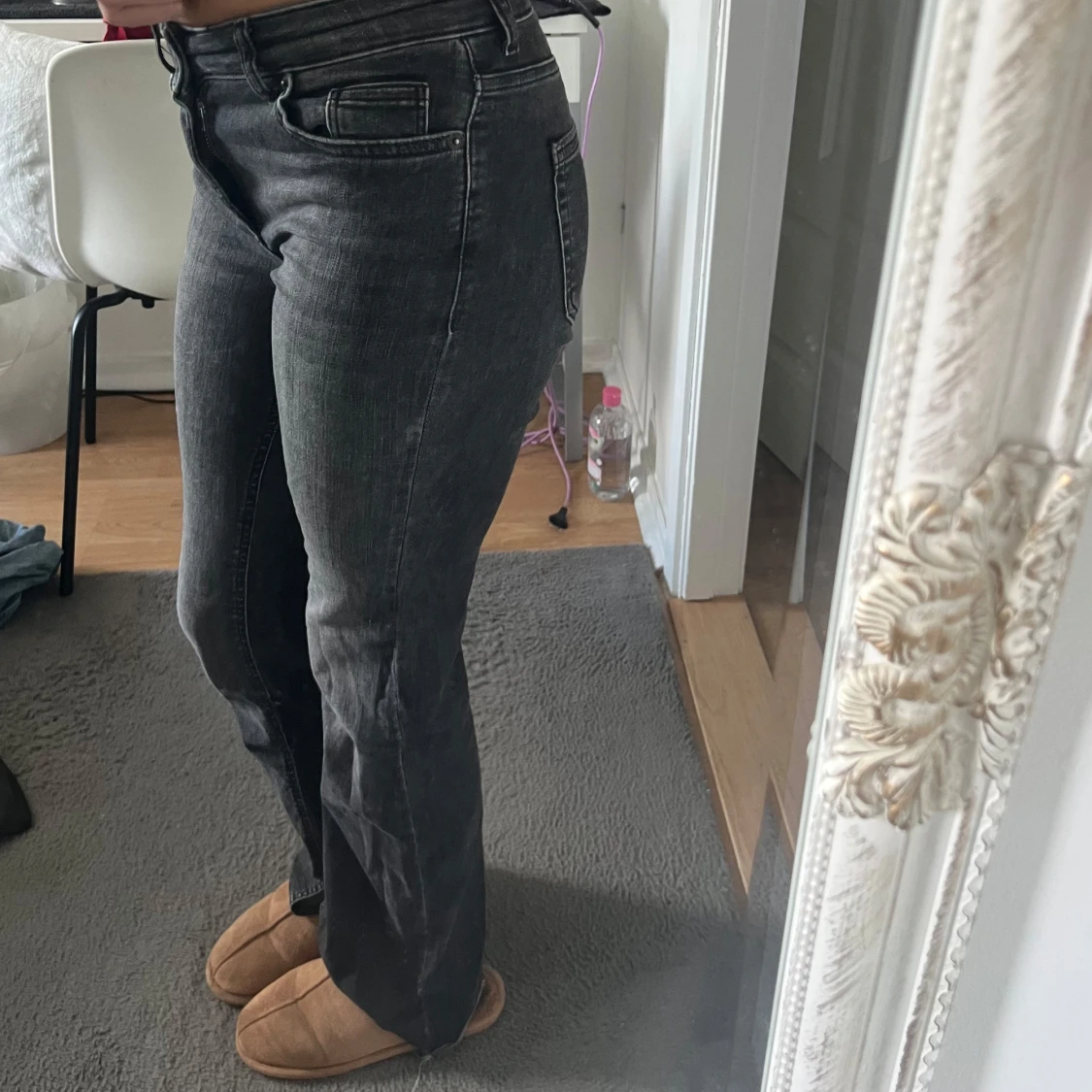 svart/grå bootcut jeans med slits, midwaist